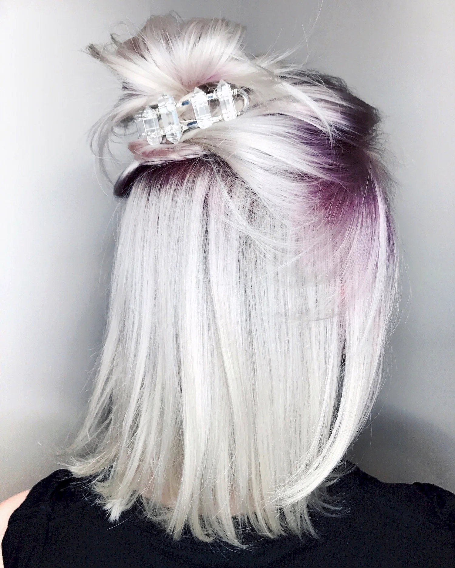Белые волосы с фиолетовым оттенком