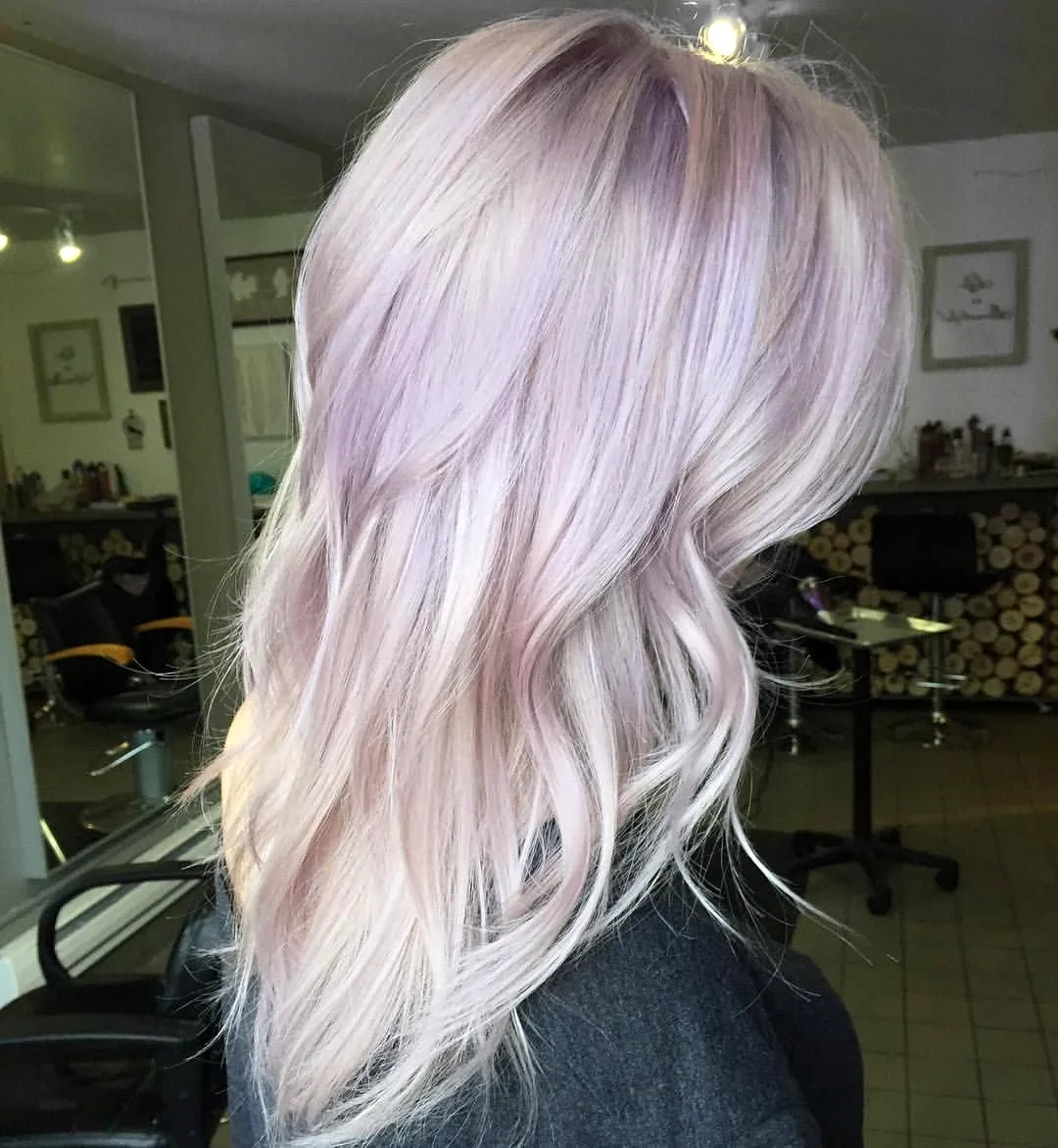 Белые волосы с фиолетовым оттенком
