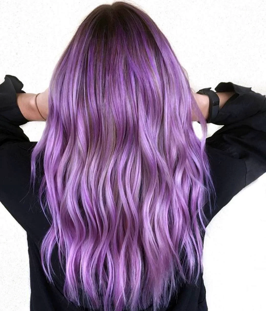 Белые волосы с фиолетовыми прядями