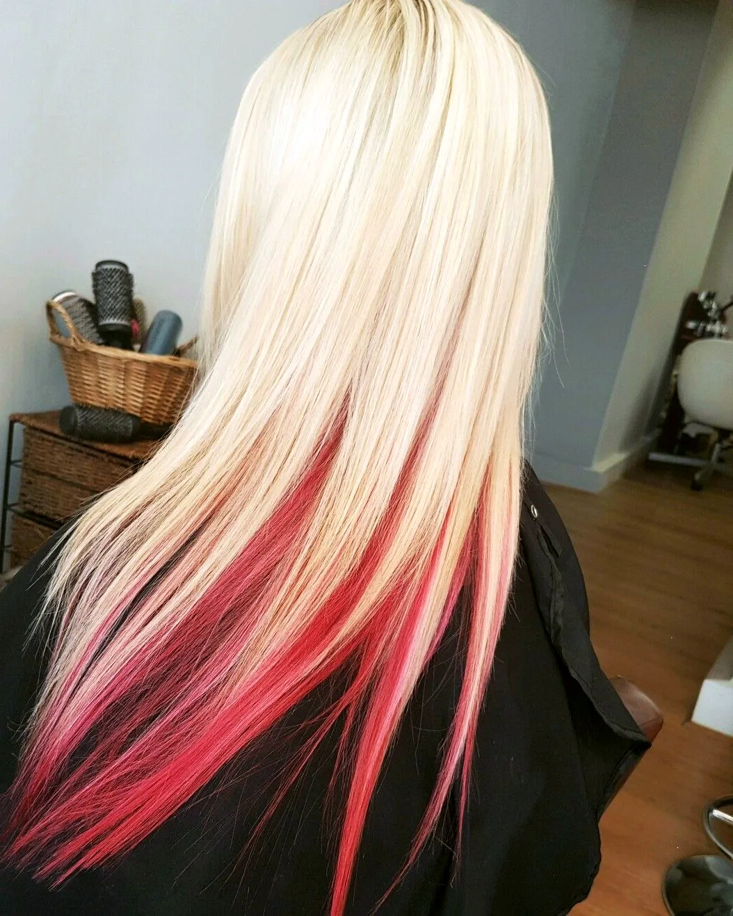 Белые волосы с розовыми прядями