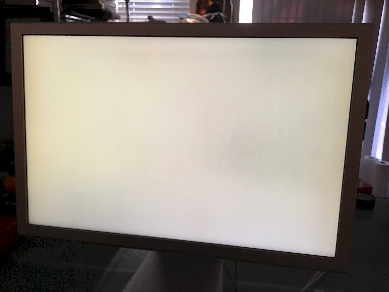 Белый экран