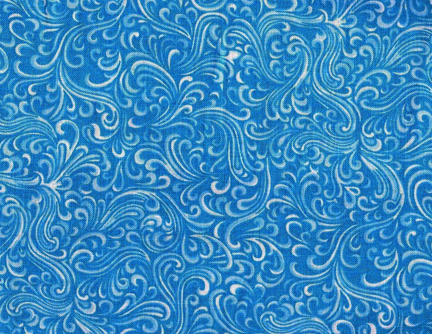 Белый орнамент на голубом фоне