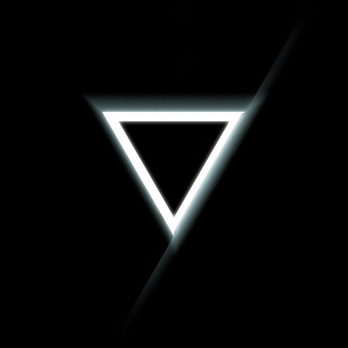 Белый треугольник на черном фоне