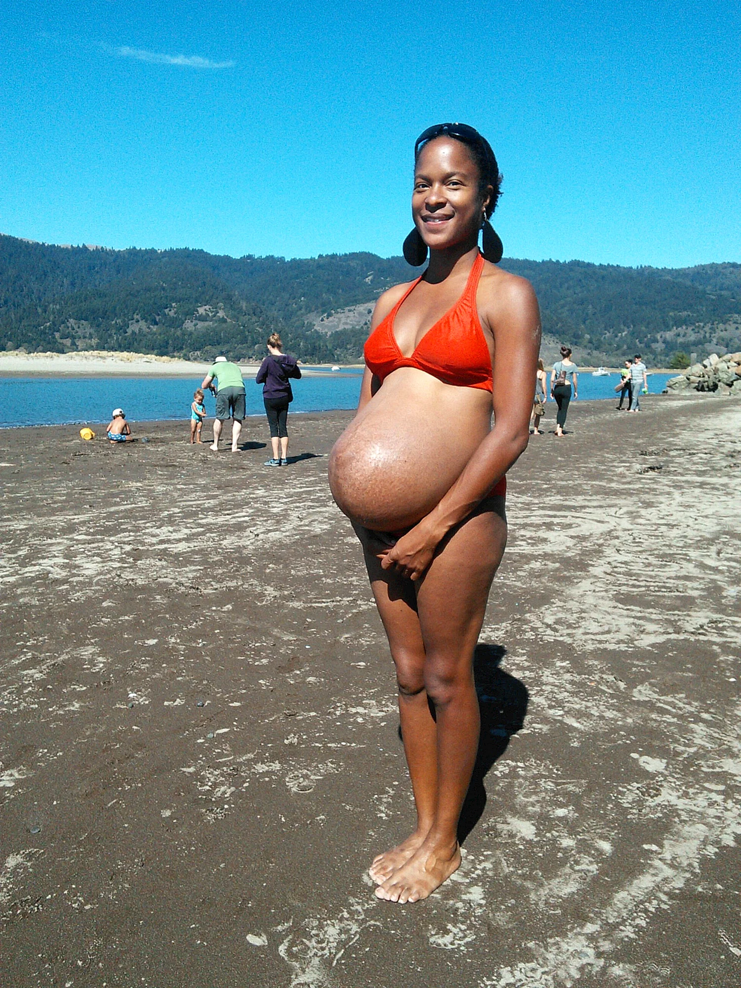 Беременные женщины на пляже