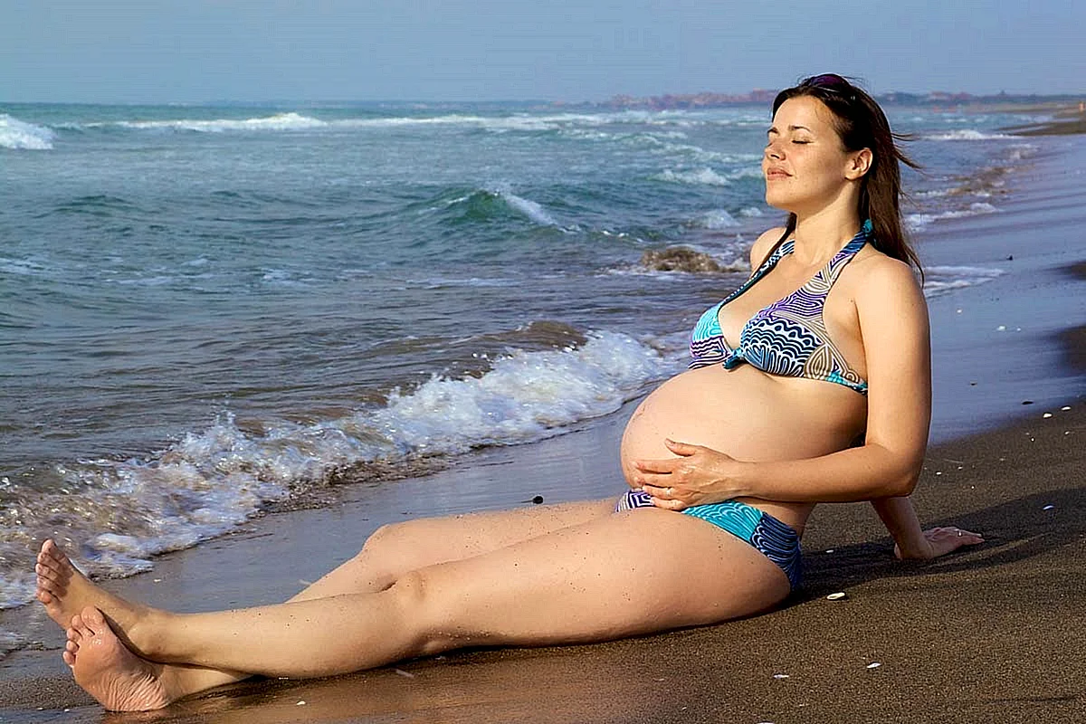 Беременные женщины на пляже