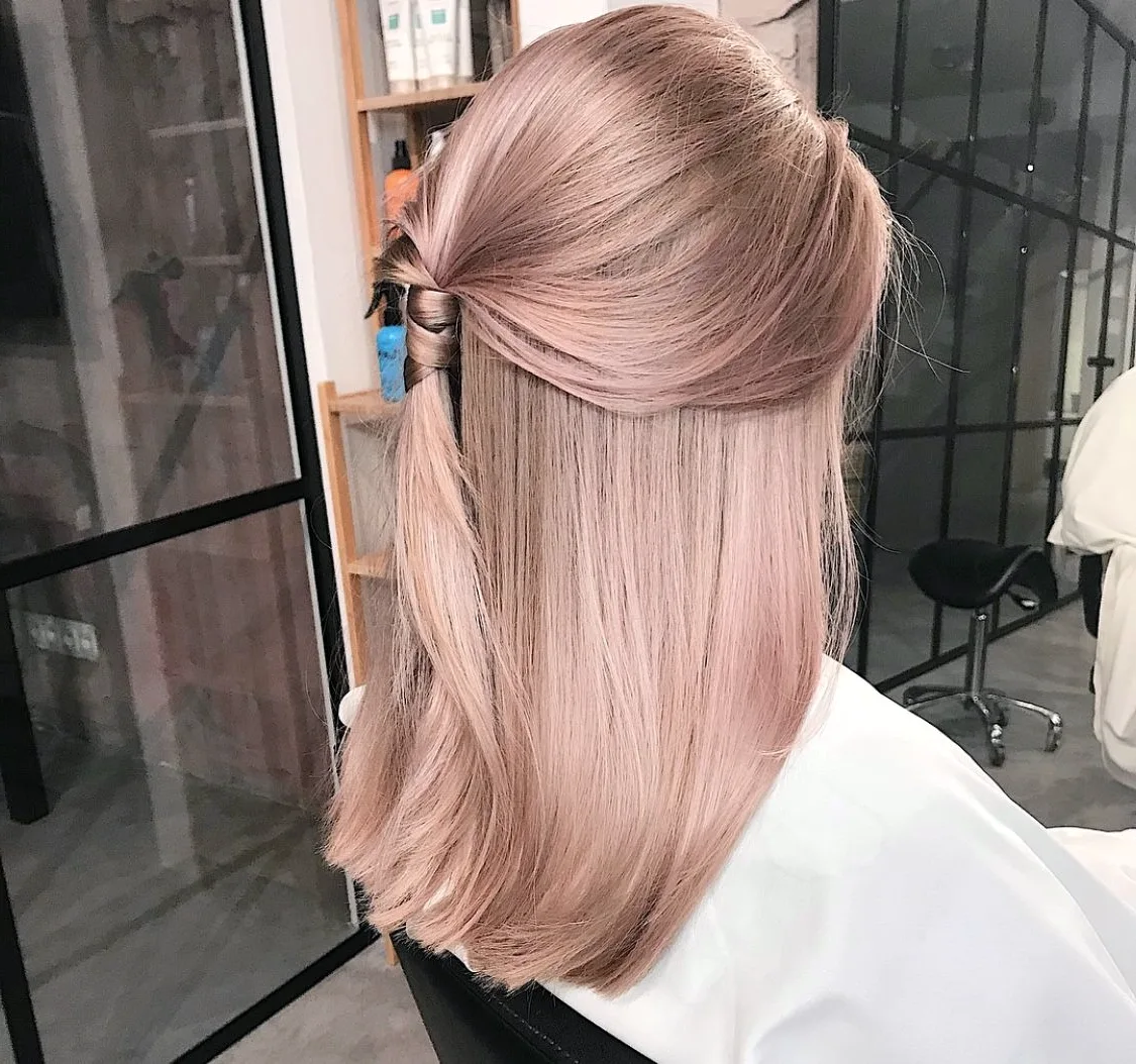 Бежево-розовый цвет волос