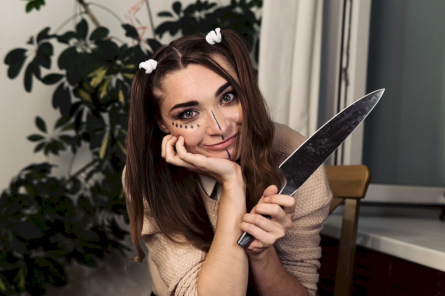 Безумная девушка с ножом