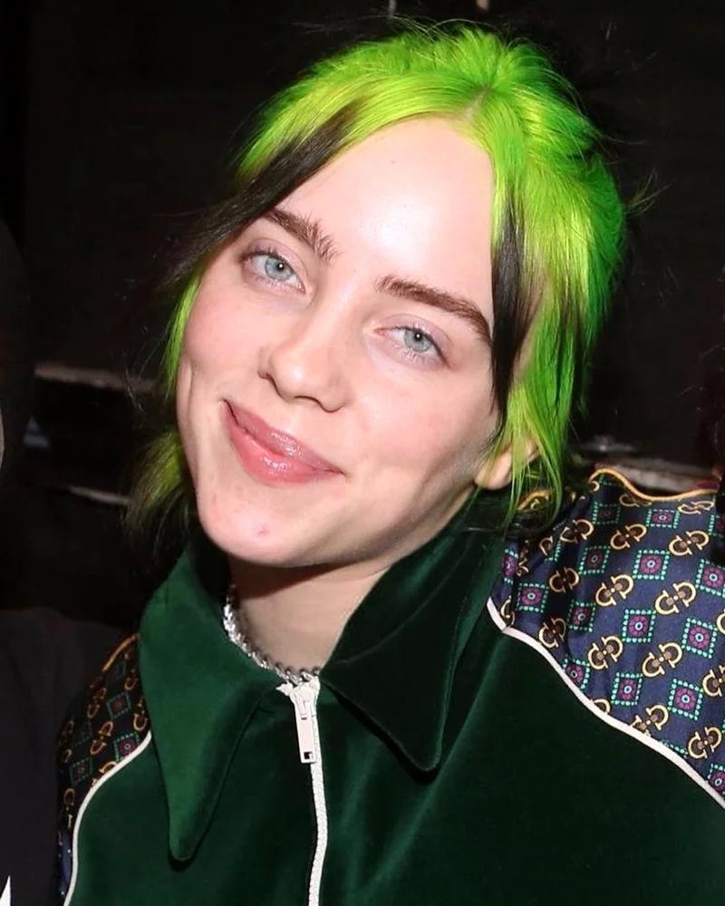 Били Айлиш с зелёными волосами