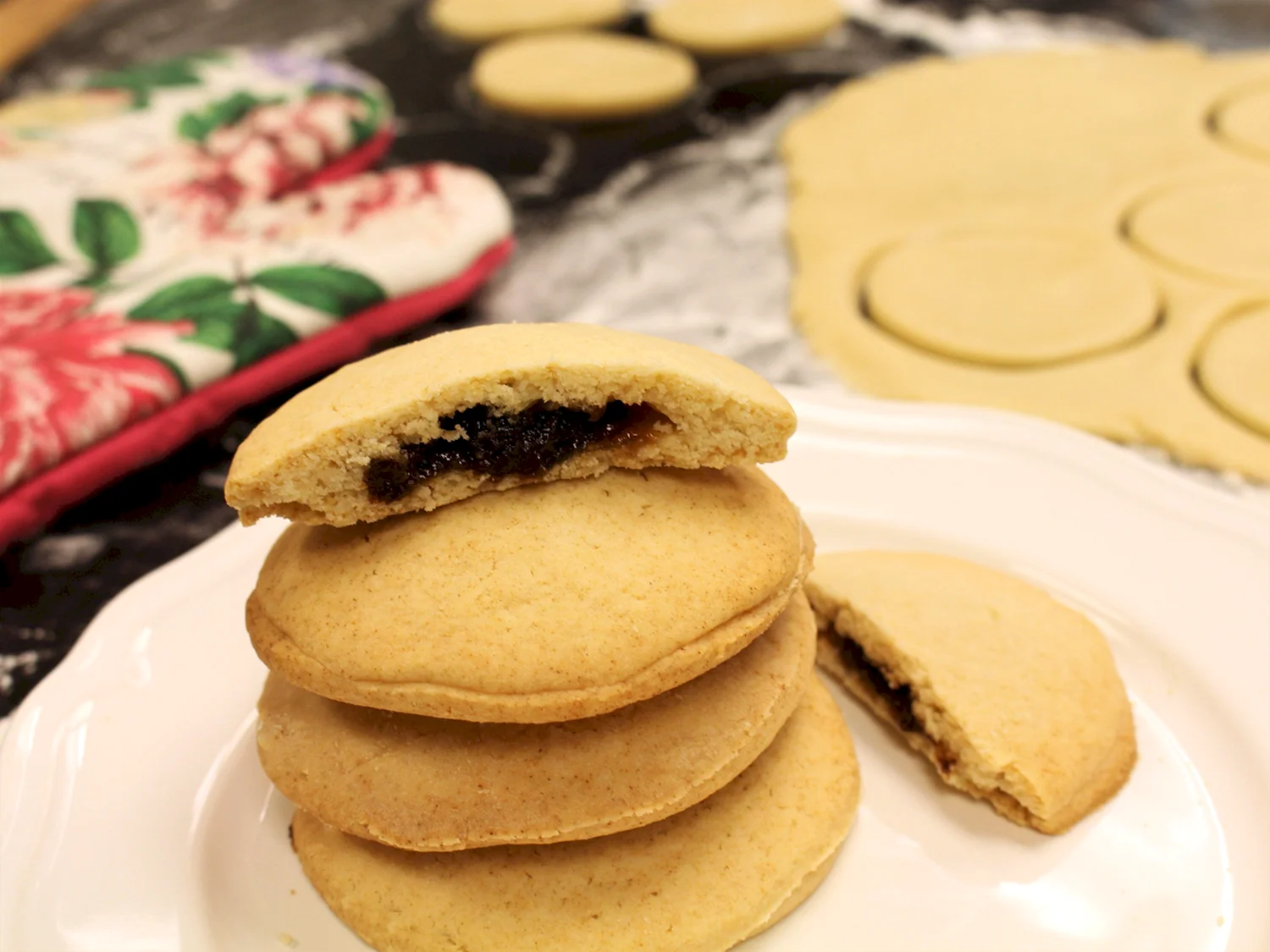 Black Raisin cookie and Vanilla cookie