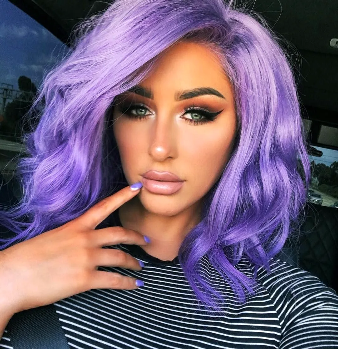 Блоггер с фиолетовыми волосами