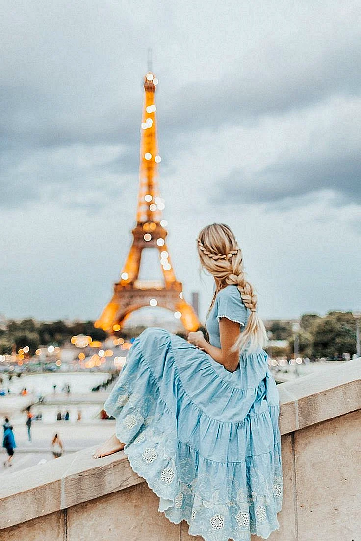 Блондинка на фоне Эйфелевой башни