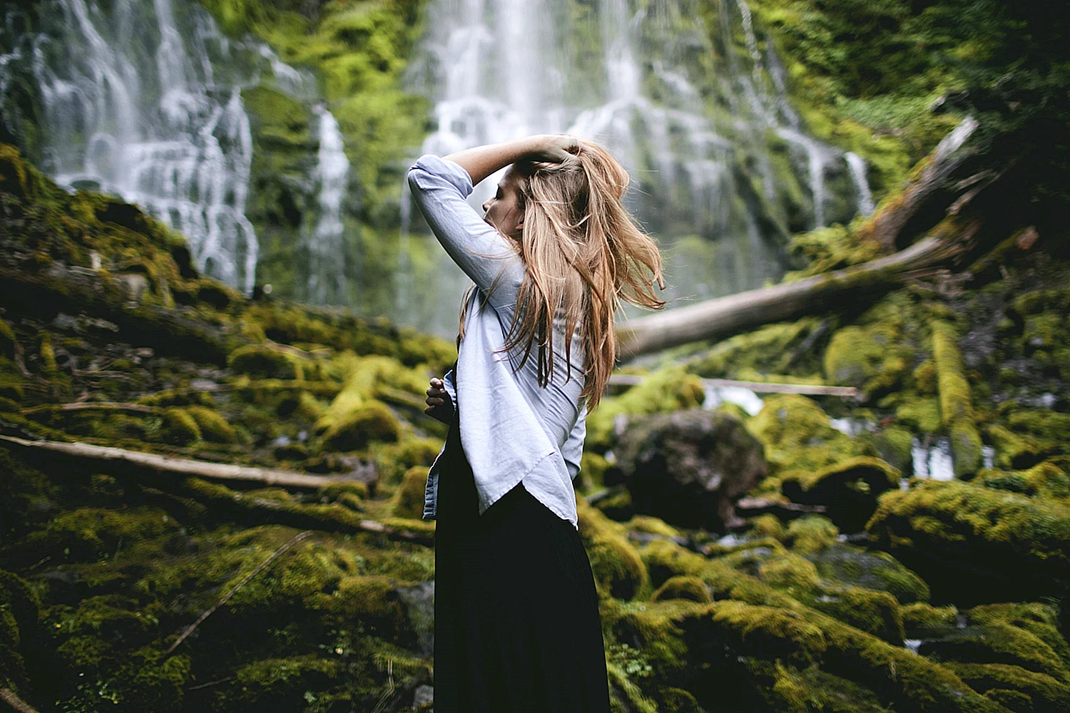 Блондинка на фоне водопада