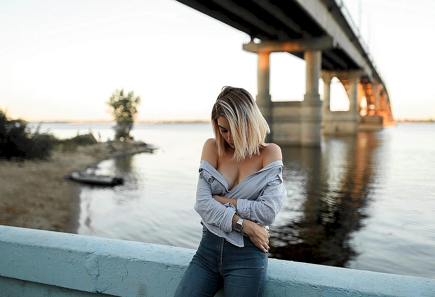 Блондинка на мосту