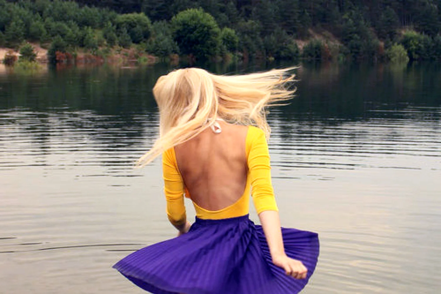 Блондинка на озере