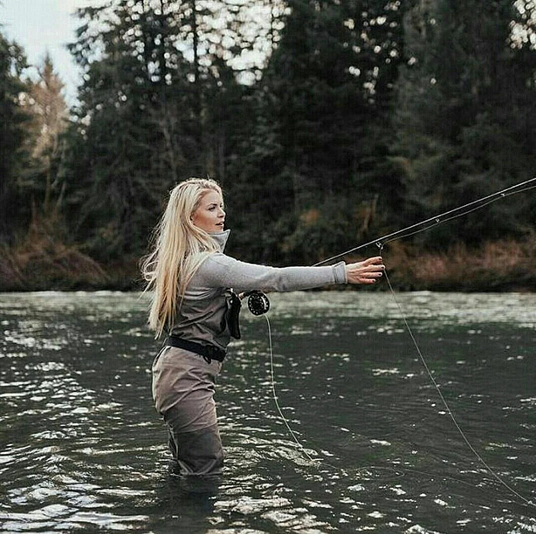 Блондинка на рыбалке