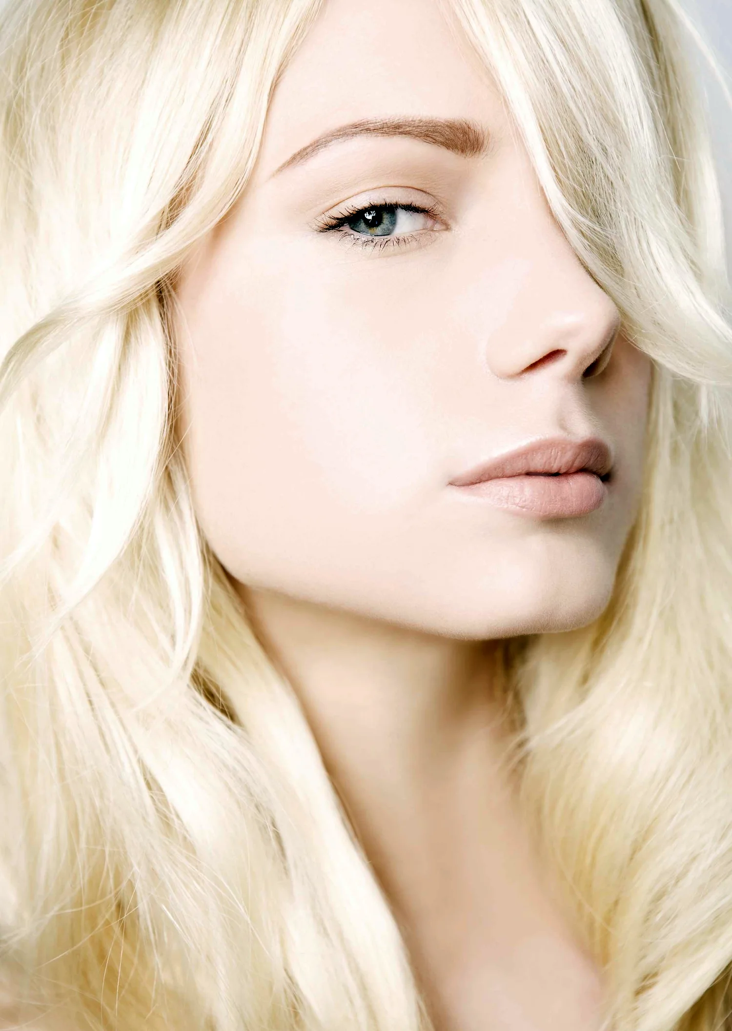 Блондинка с белой кожей