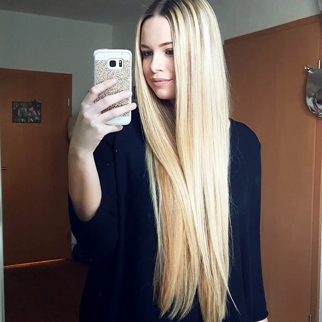Блондинка с длинными прямыми волосами