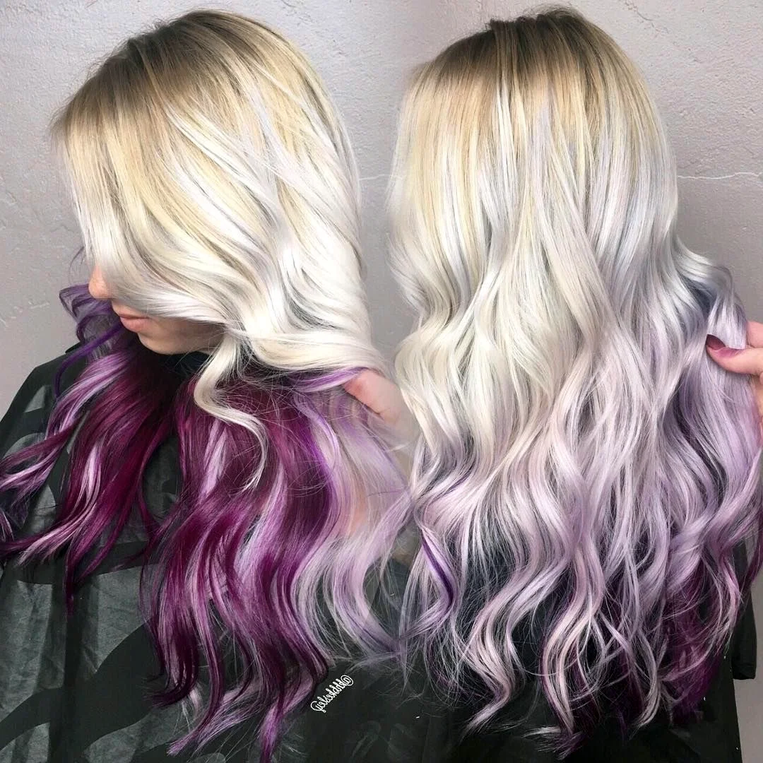 Блондинка с фиолетовыми прядями