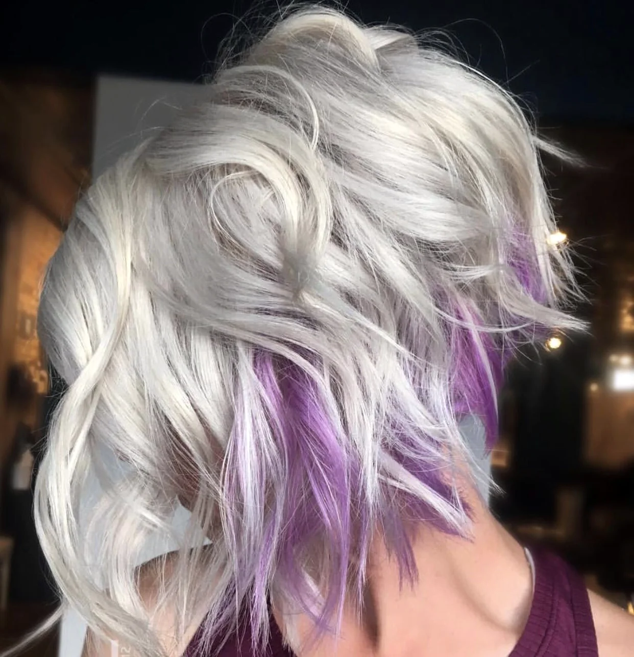 Блондинка с фиолетовыми прядями