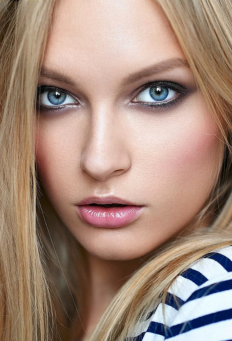 Блондинка с голубыми глазами