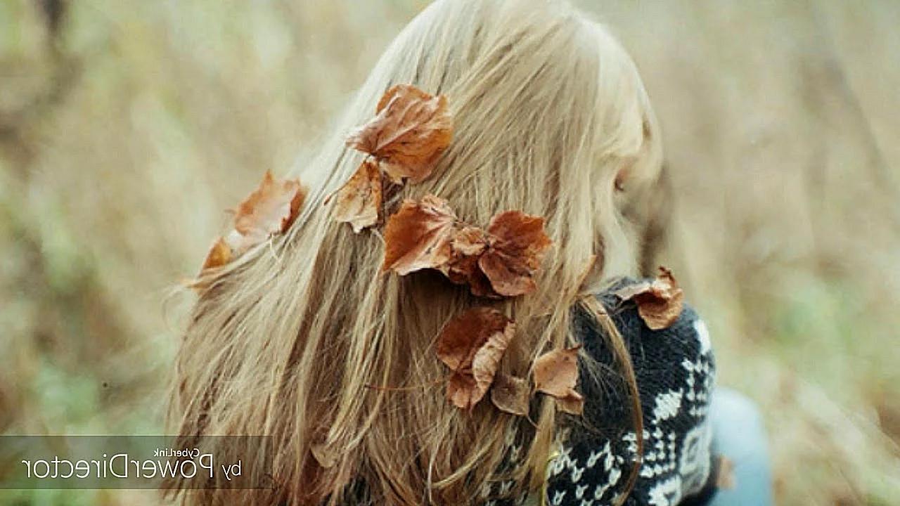 Блондинка с листьями