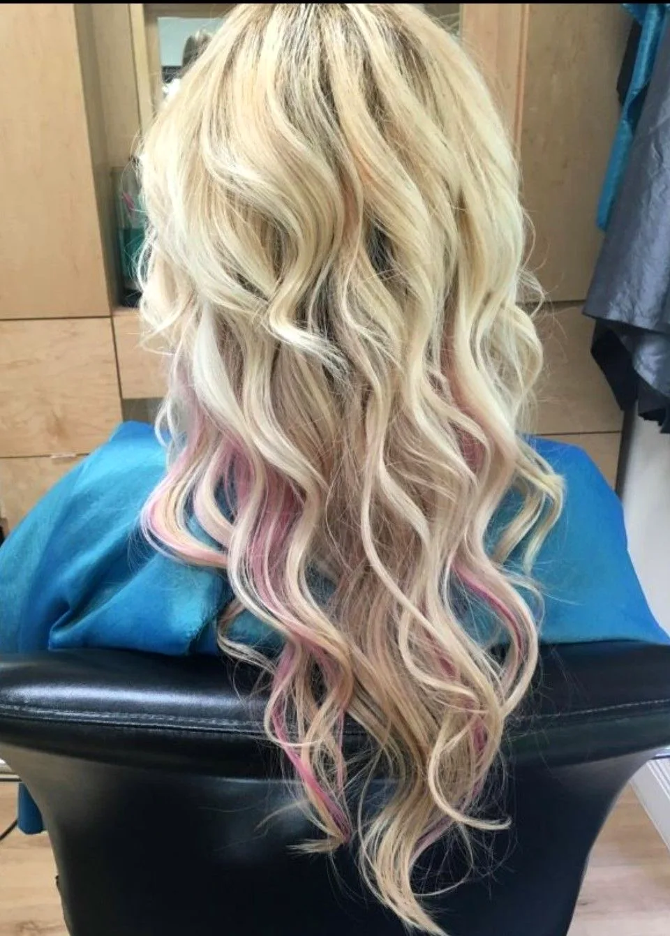 Блондинка с розовыми прядями