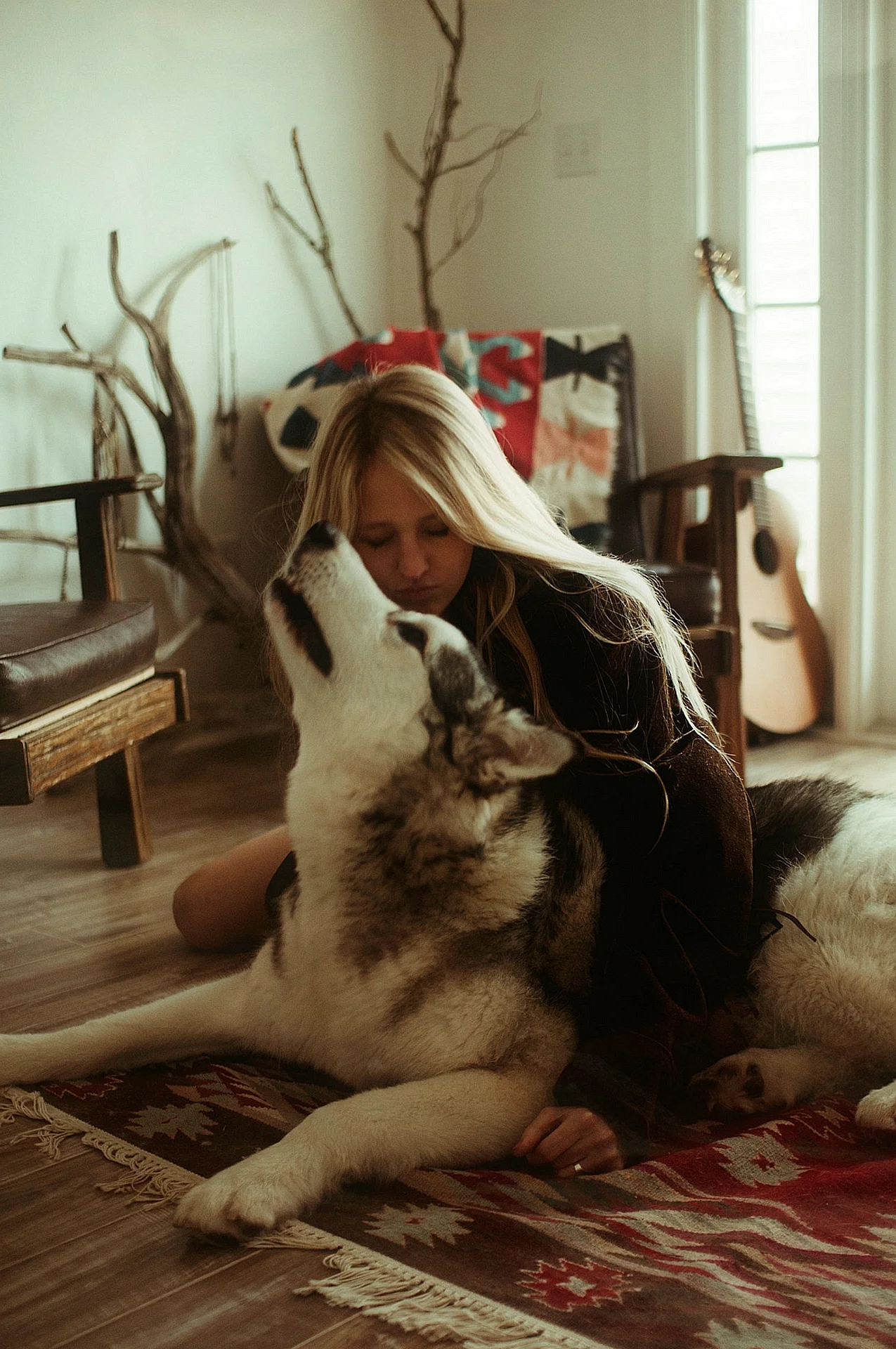 Блондинка с собакой