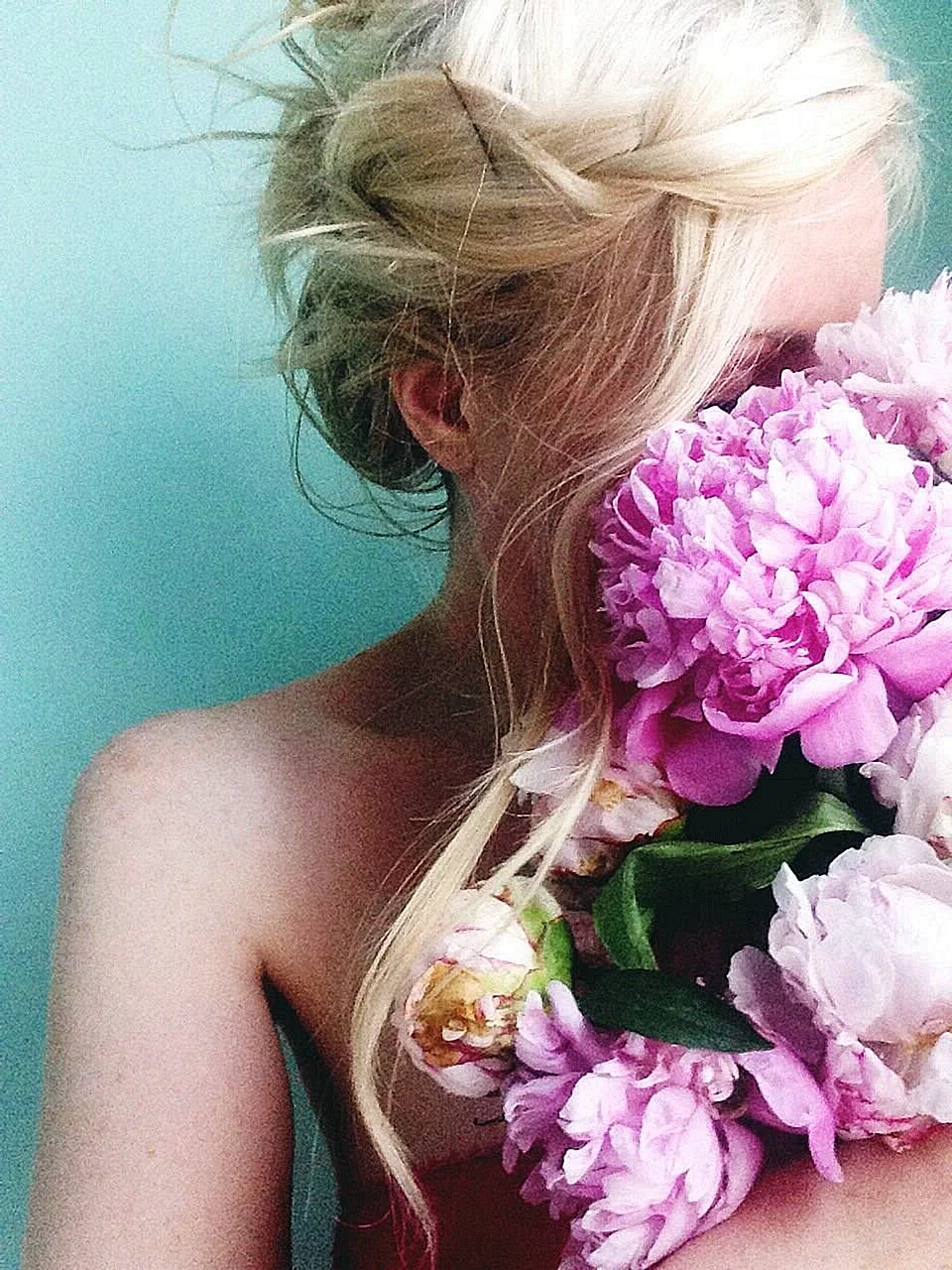 Блондинка с цветами