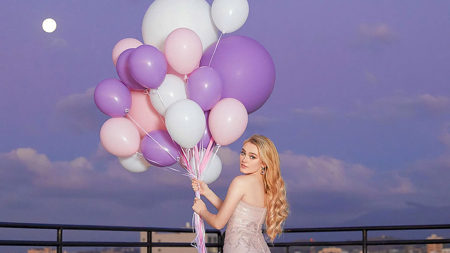 Блондинка с воздушными шарами