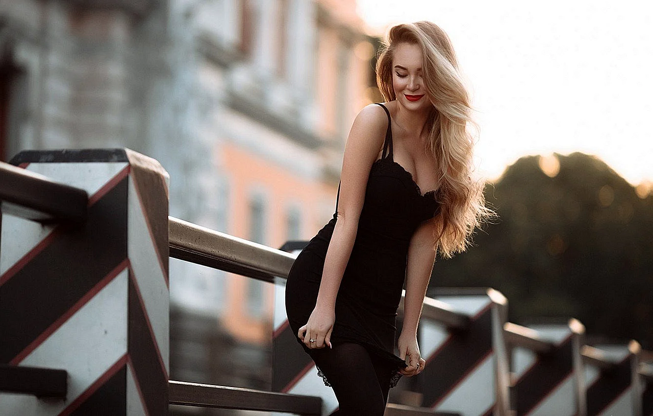 Блондинка в черном платье