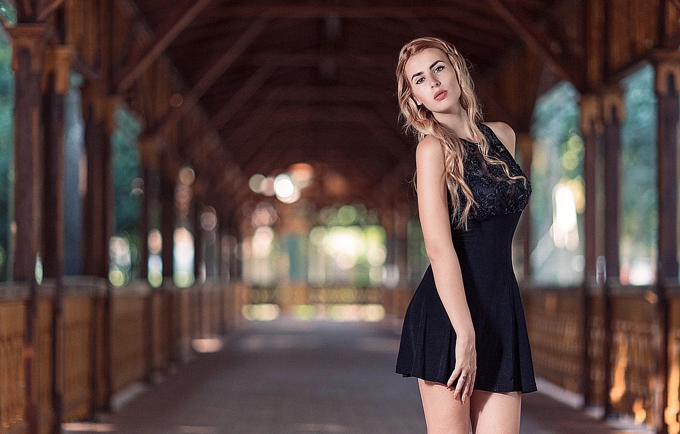 Блондинка в черном платье