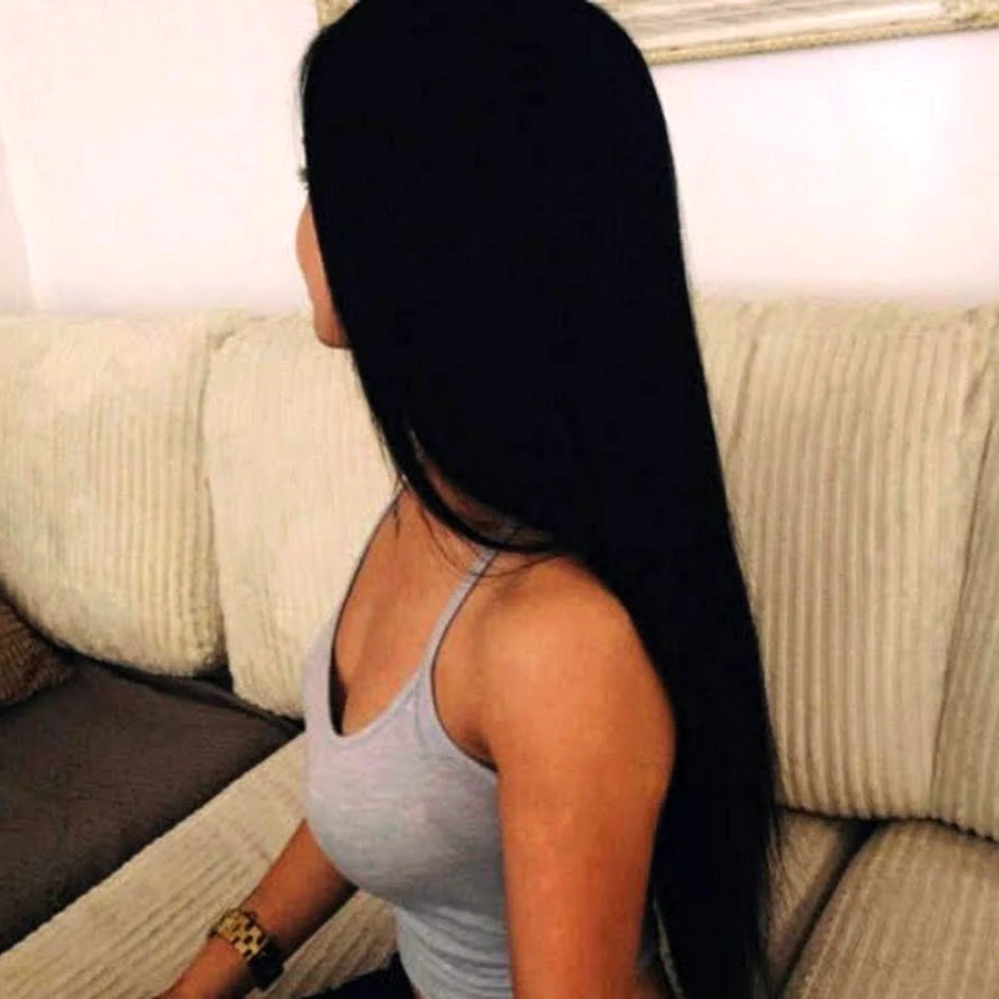 Девушка с длинными черными волосами