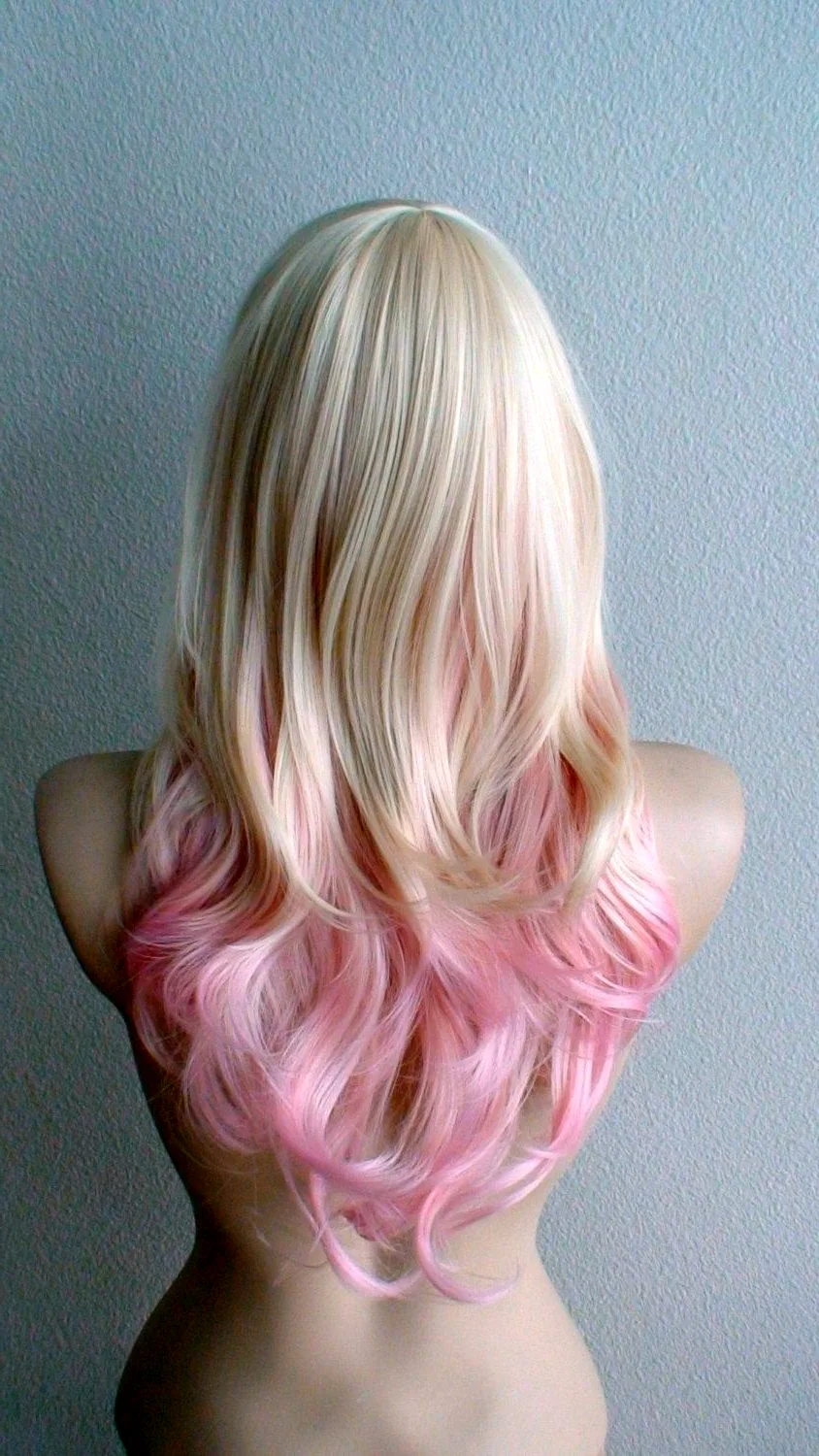 Волосы с розовыми прядями