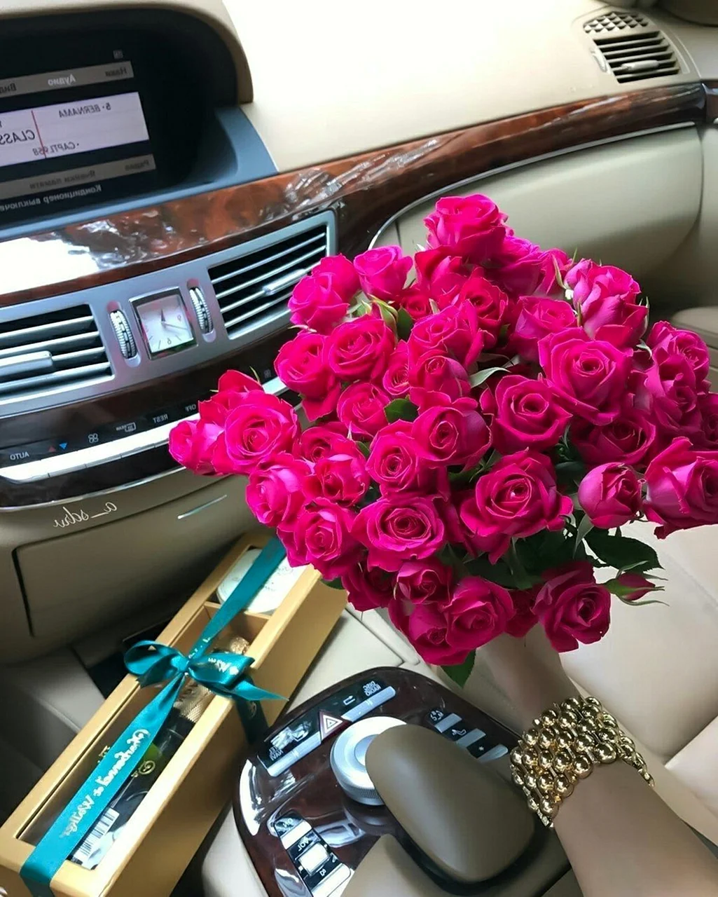 Букет цветов в салоне машины