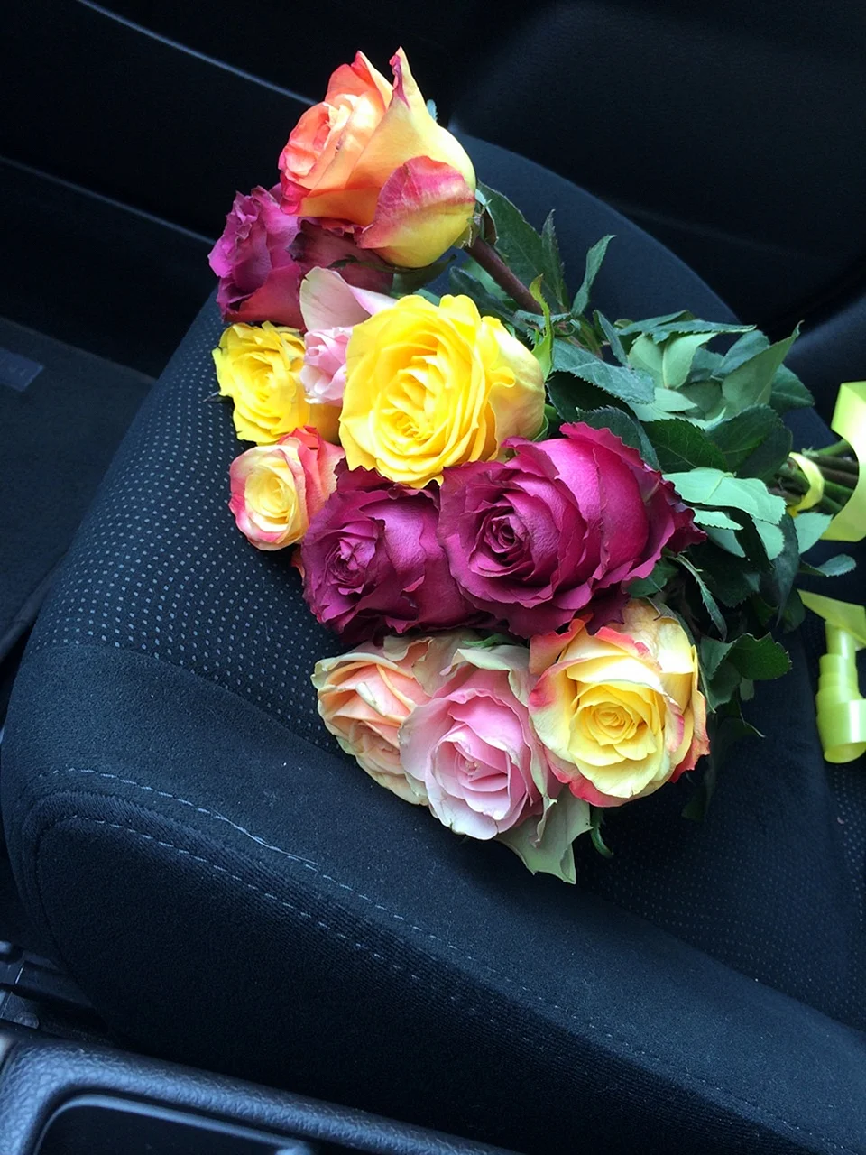 Цветы на коленях в машине (38 фото)