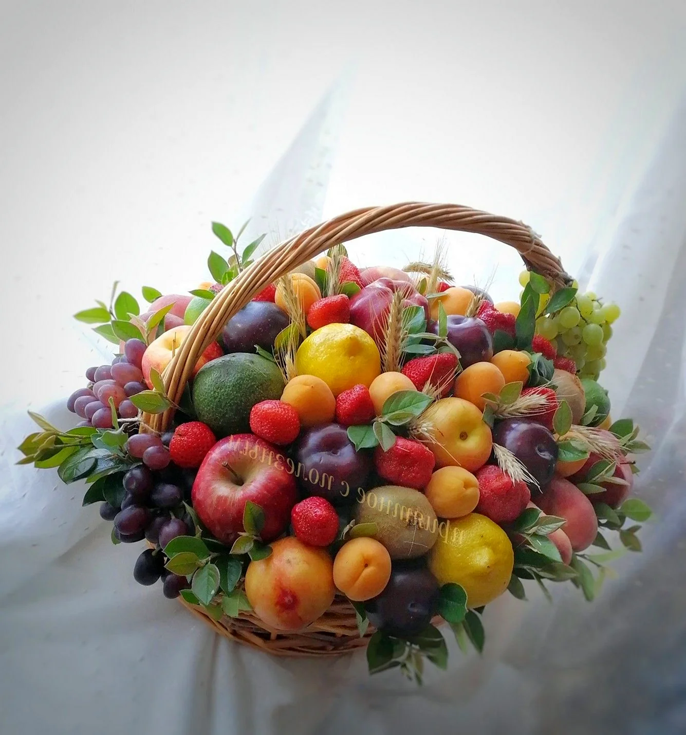 Букеты из фруктов в корзинке