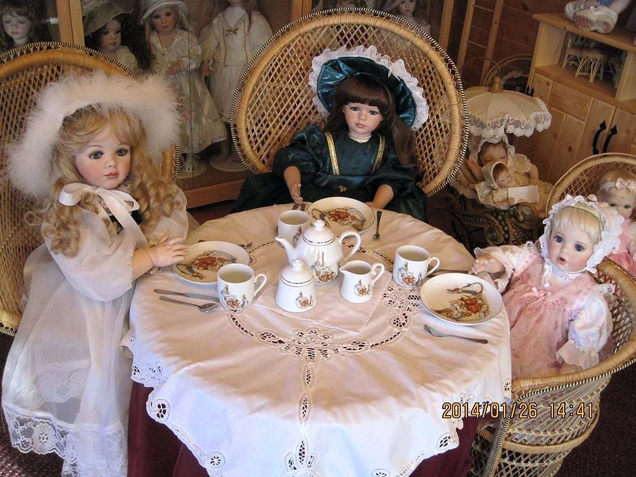 Чаепитие с куклами
