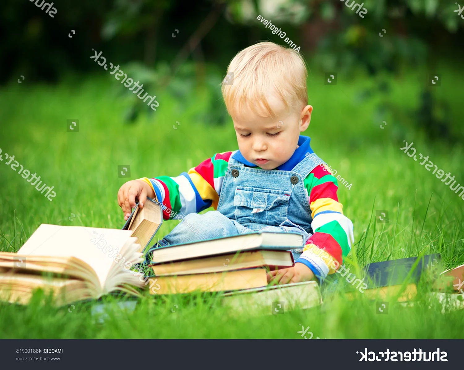 Человек учит ребенка читать