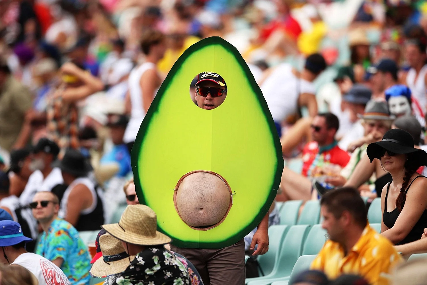 Человек в костюме авокадо
