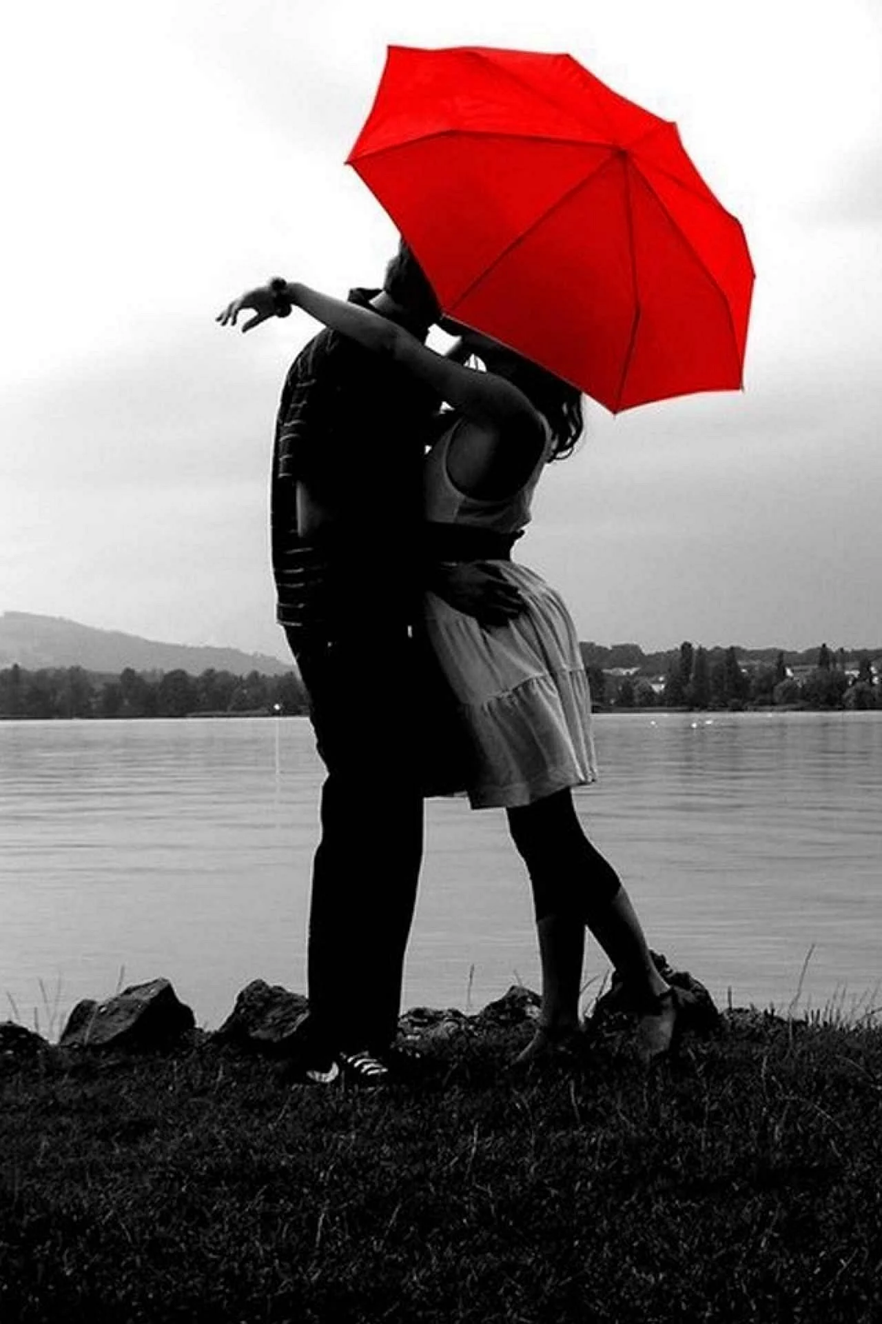 Черно белое с красным зонтом