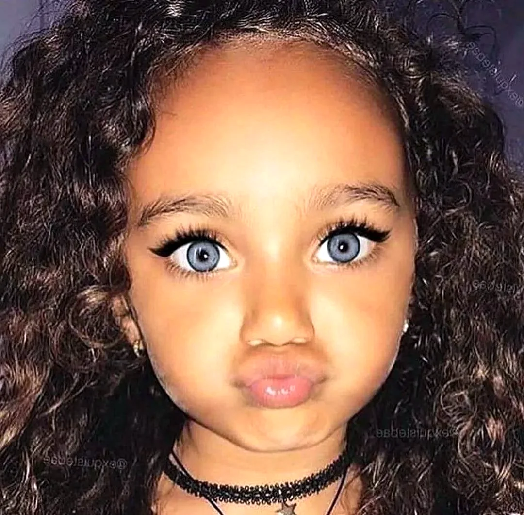 Чернокожая девочка с голубыми глазами