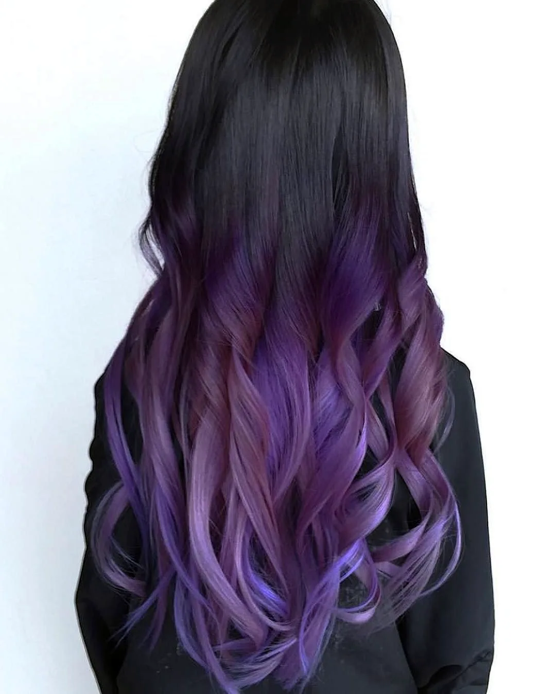 Черные волосы с фиолетовыми кончиками