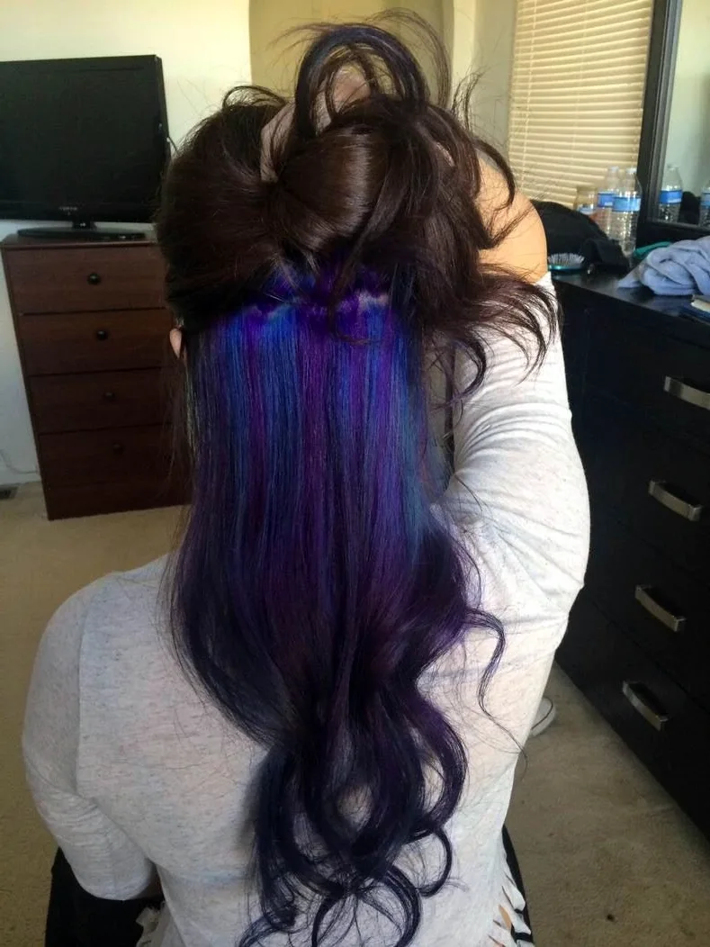 Чёрные волосы с фиолетовыми прядями