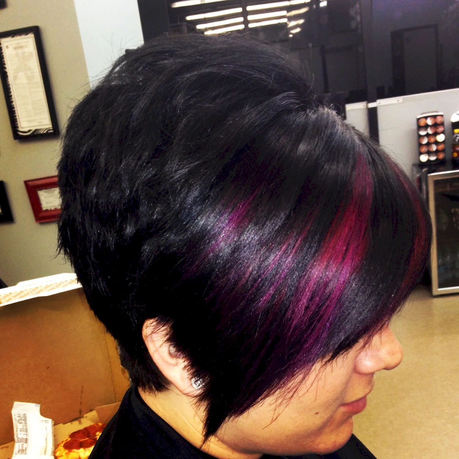 Чёрные волосы с фиолетовыми прядями на короткие волосы