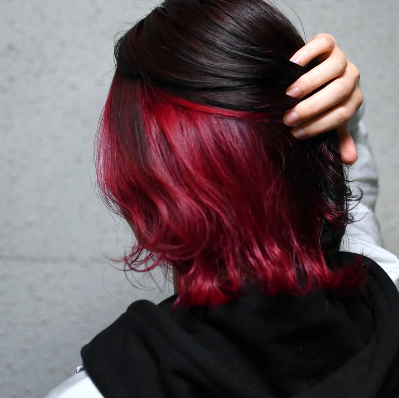 Черные волосы с красным скрытым окрашиванием