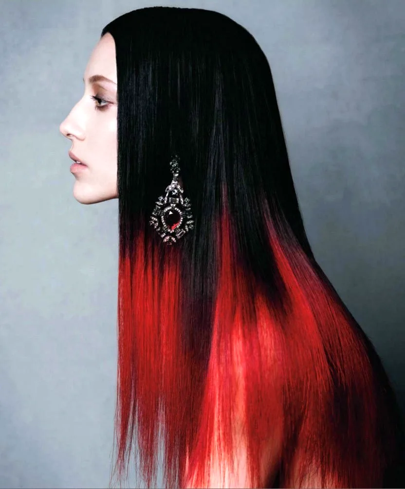 Черные волосы с красными кончиками