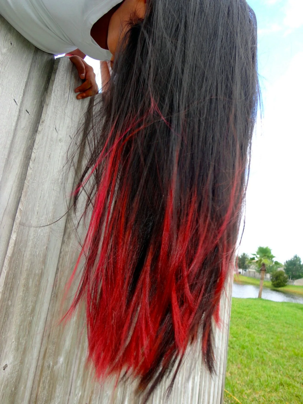 Черные волосы с красными кончиками