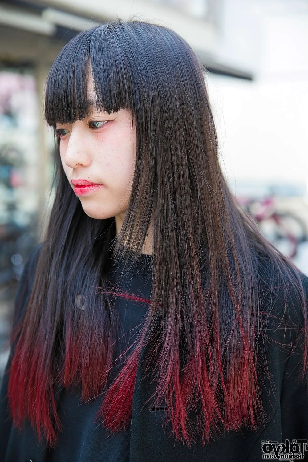 Чёрные волосы с красными перелними прядями