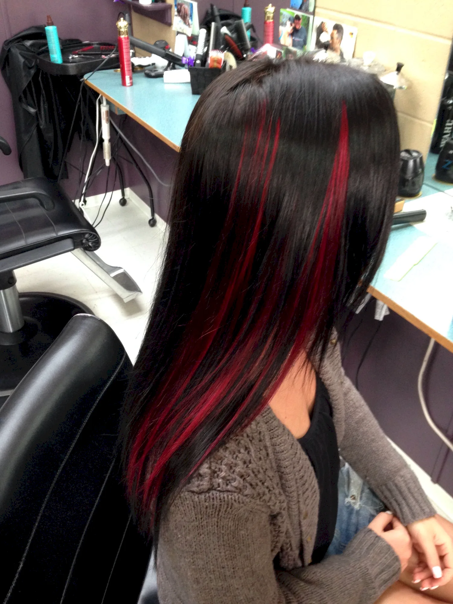 Чёрные волосы с красными прядями