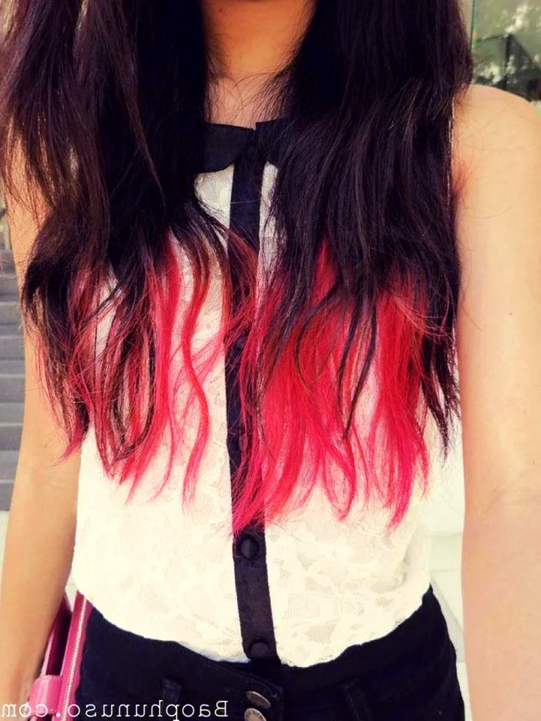 Чёрные волосы с розовыми кончиками